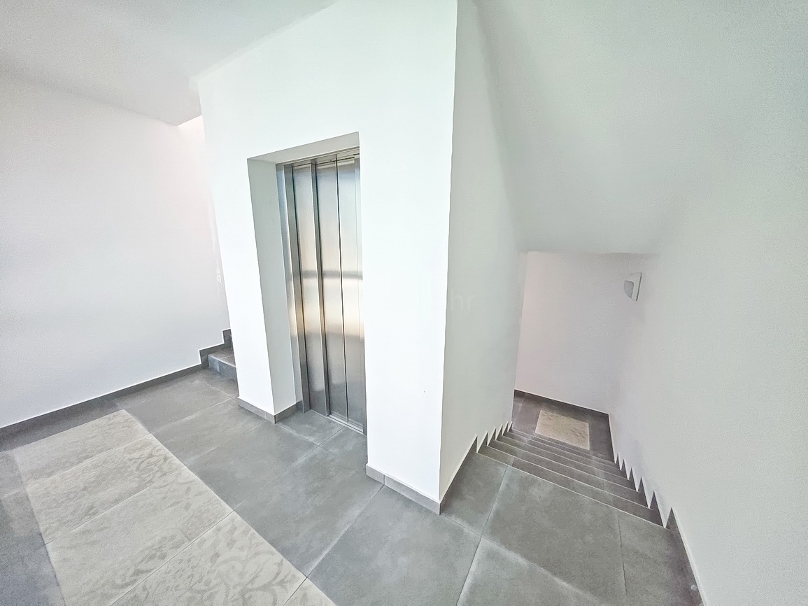 Krk, moderno appartamento con piscina e vista mare!