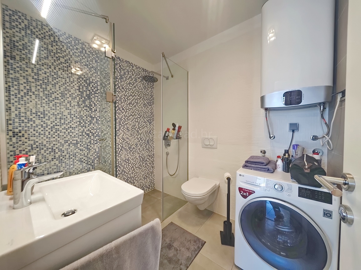 Krk, moderno appartamento con piscina e vista mare!