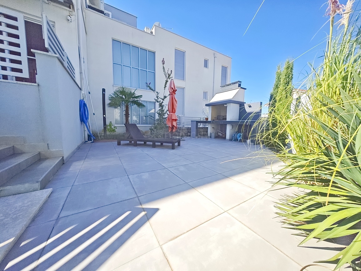 Krk, moderno appartamento con piscina e vista mare!