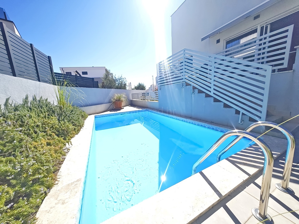 Krk, moderno appartamento con piscina e vista mare!