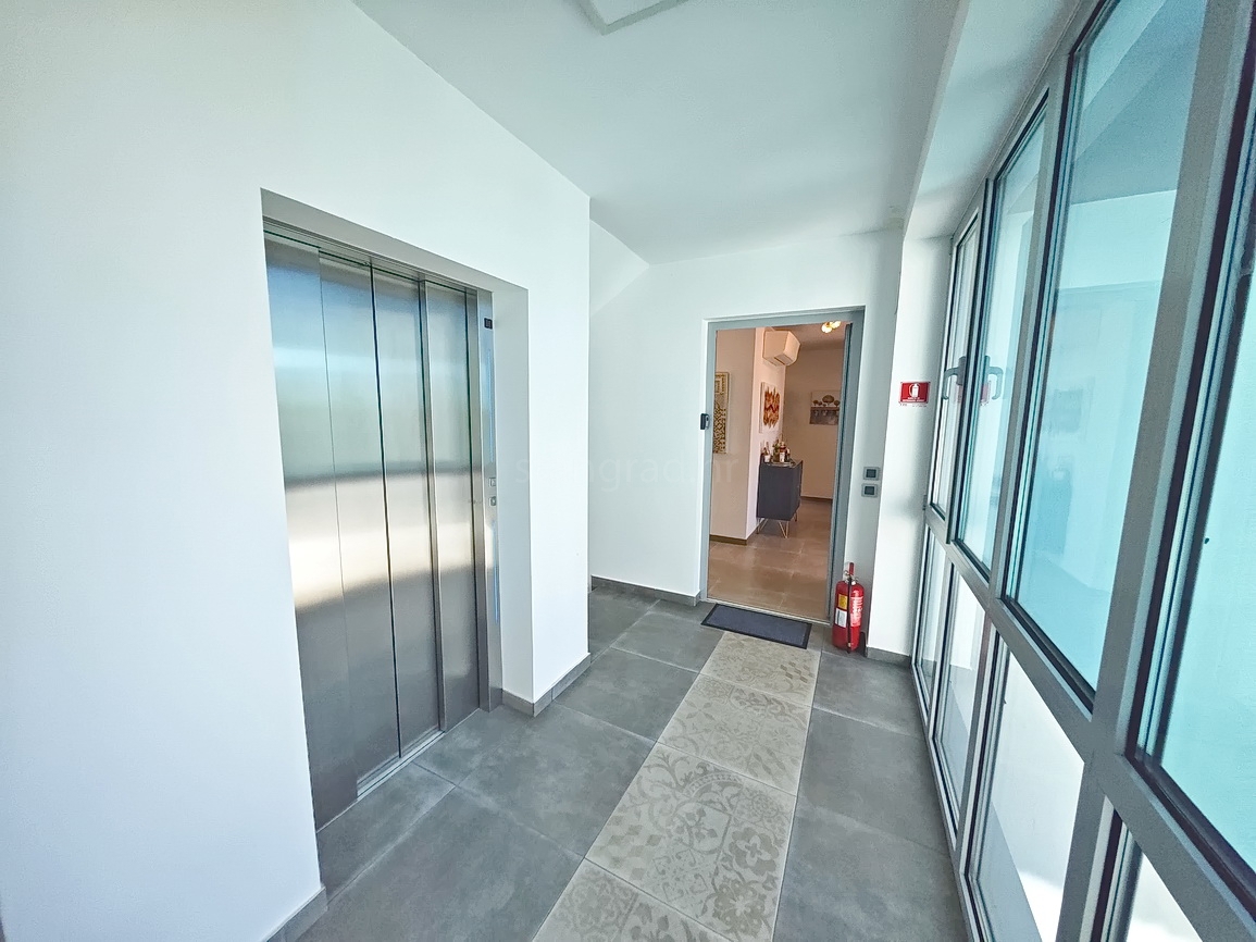 Krk, moderno appartamento con piscina e vista mare!