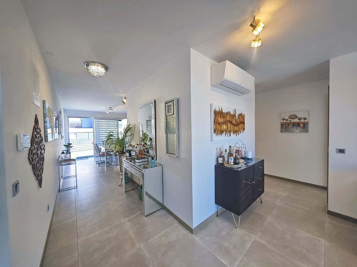 Krk, moderno appartamento con piscina e vista mare!