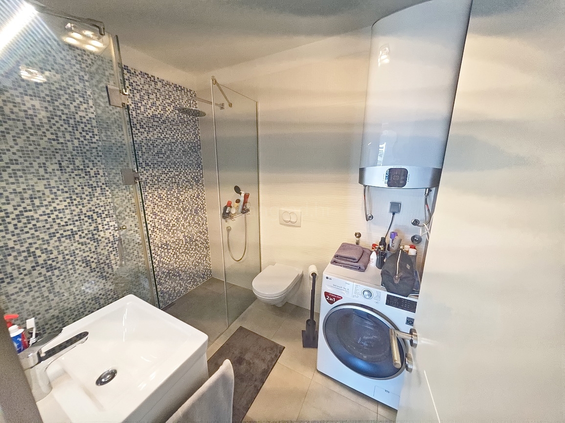 Krk, moderno appartamento con piscina e vista mare!