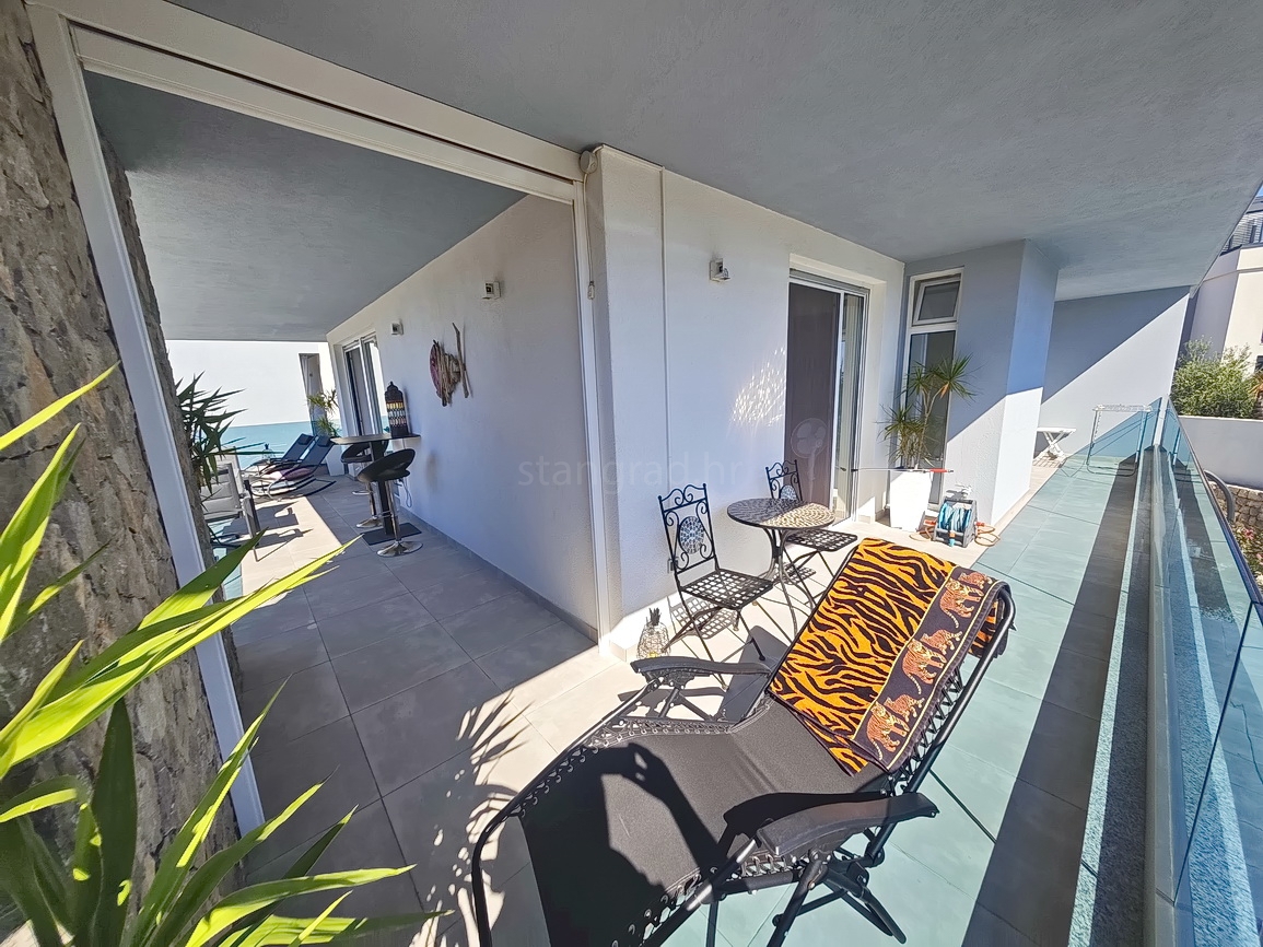 Krk, moderno appartamento con piscina e vista mare!