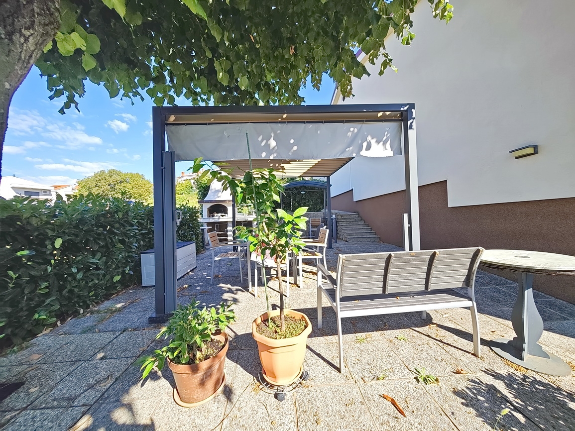 Njivice, casa a un piano in un'ottima posizione vicino al mare!