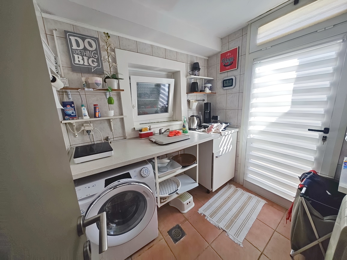 Njivice, casa a un piano in un'ottima posizione vicino al mare!