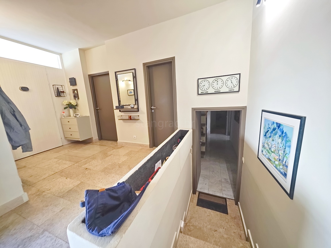 Njivice, casa a un piano in un'ottima posizione vicino al mare!