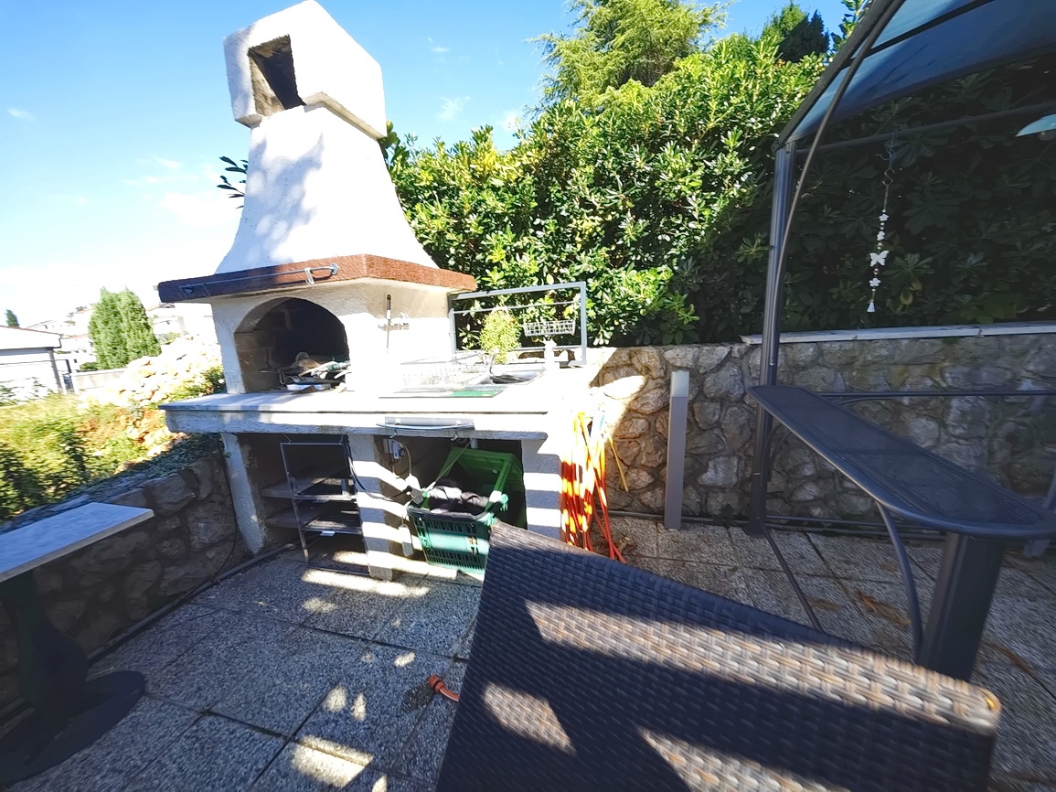 Njivice, casa a un piano in un'ottima posizione vicino al mare!