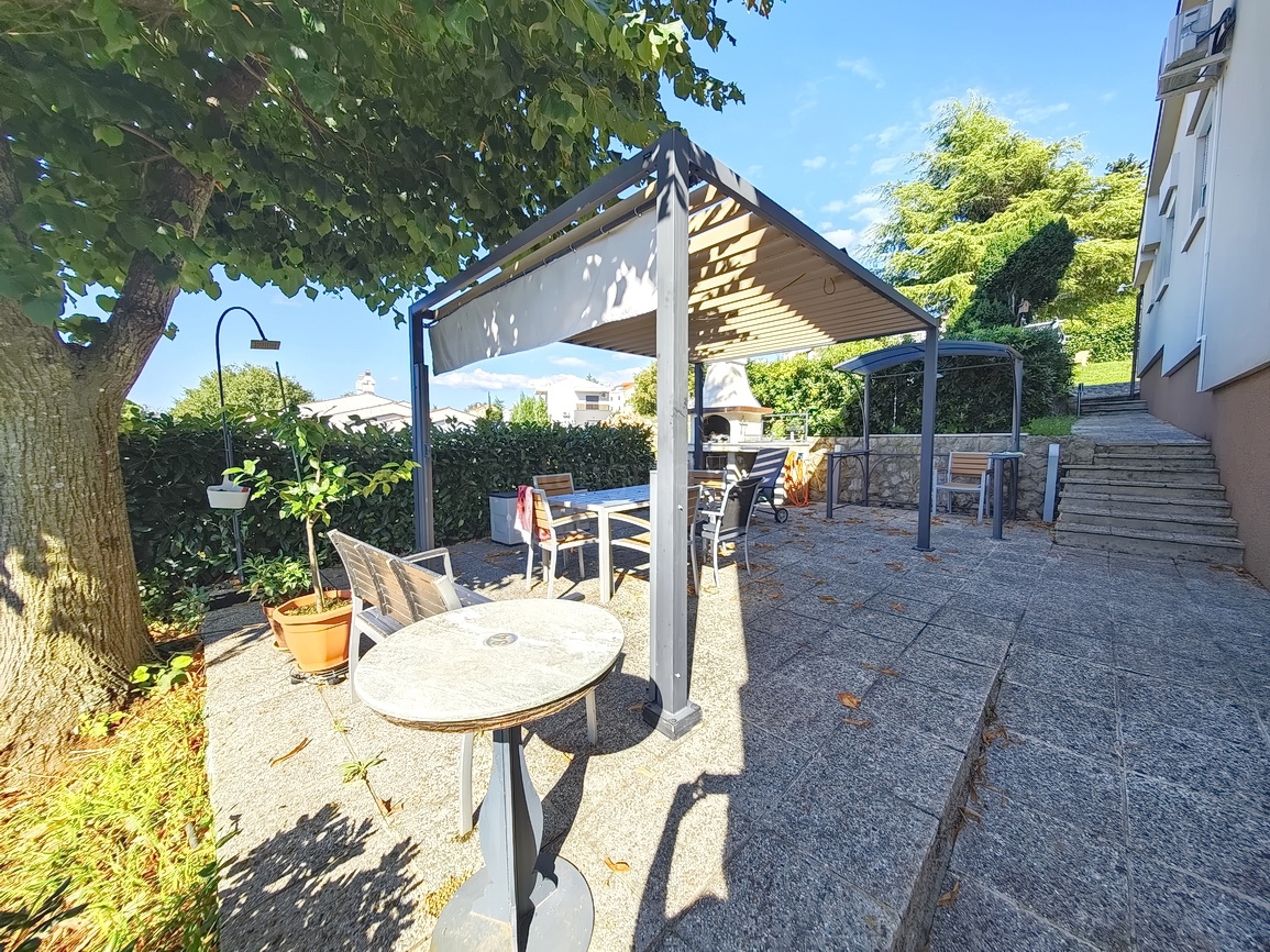 Njivice, casa a un piano in un'ottima posizione vicino al mare!