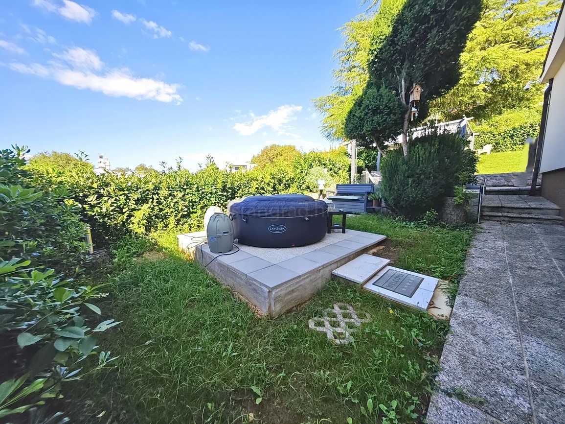 Njivice, casa a un piano in un'ottima posizione vicino al mare!