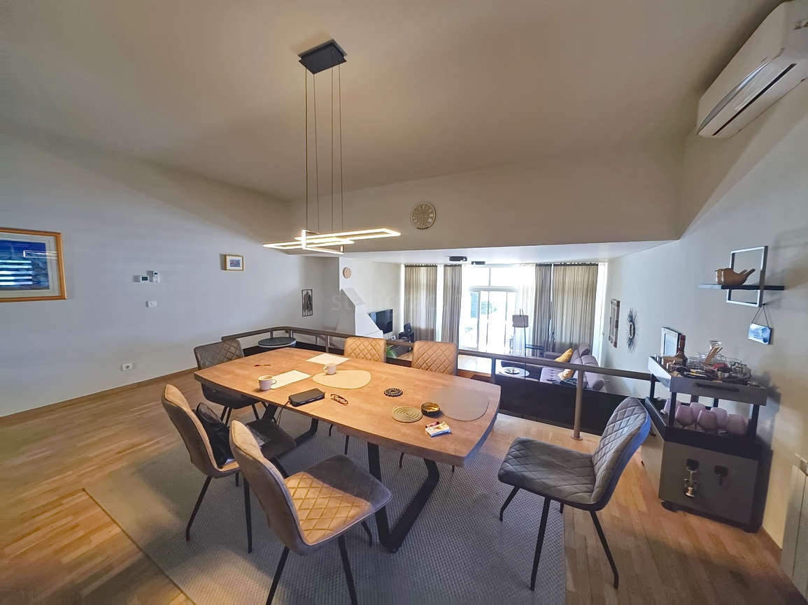 Njivice, casa a un piano in un'ottima posizione vicino al mare!