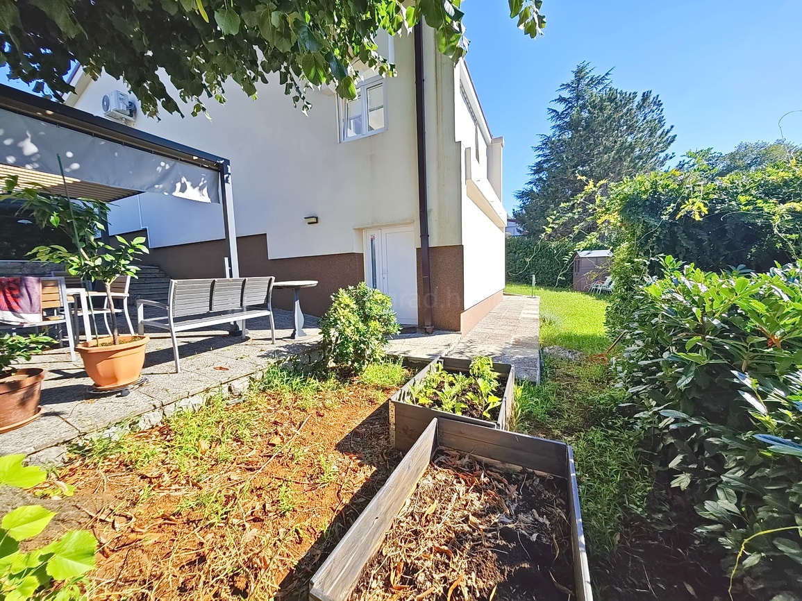 Njivice, casa a un piano in un'ottima posizione vicino al mare!