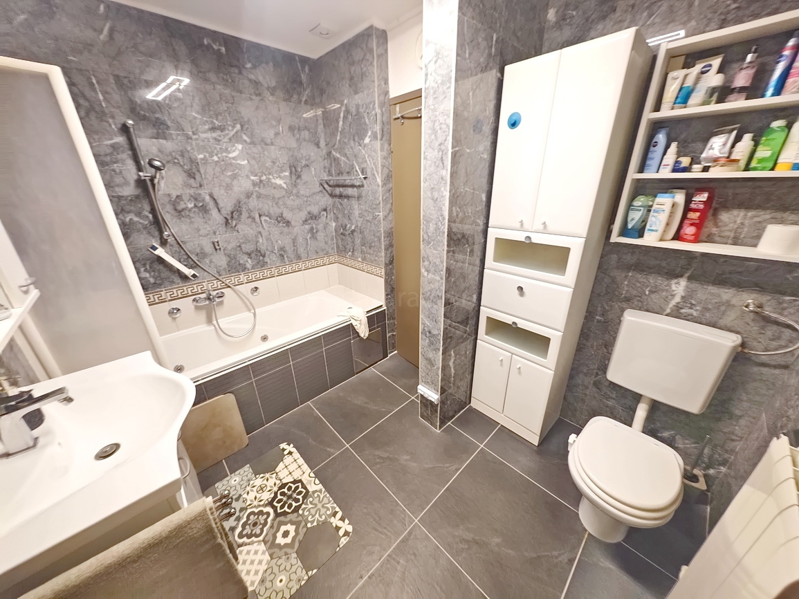 Njivice, casa a un piano in un'ottima posizione vicino al mare!