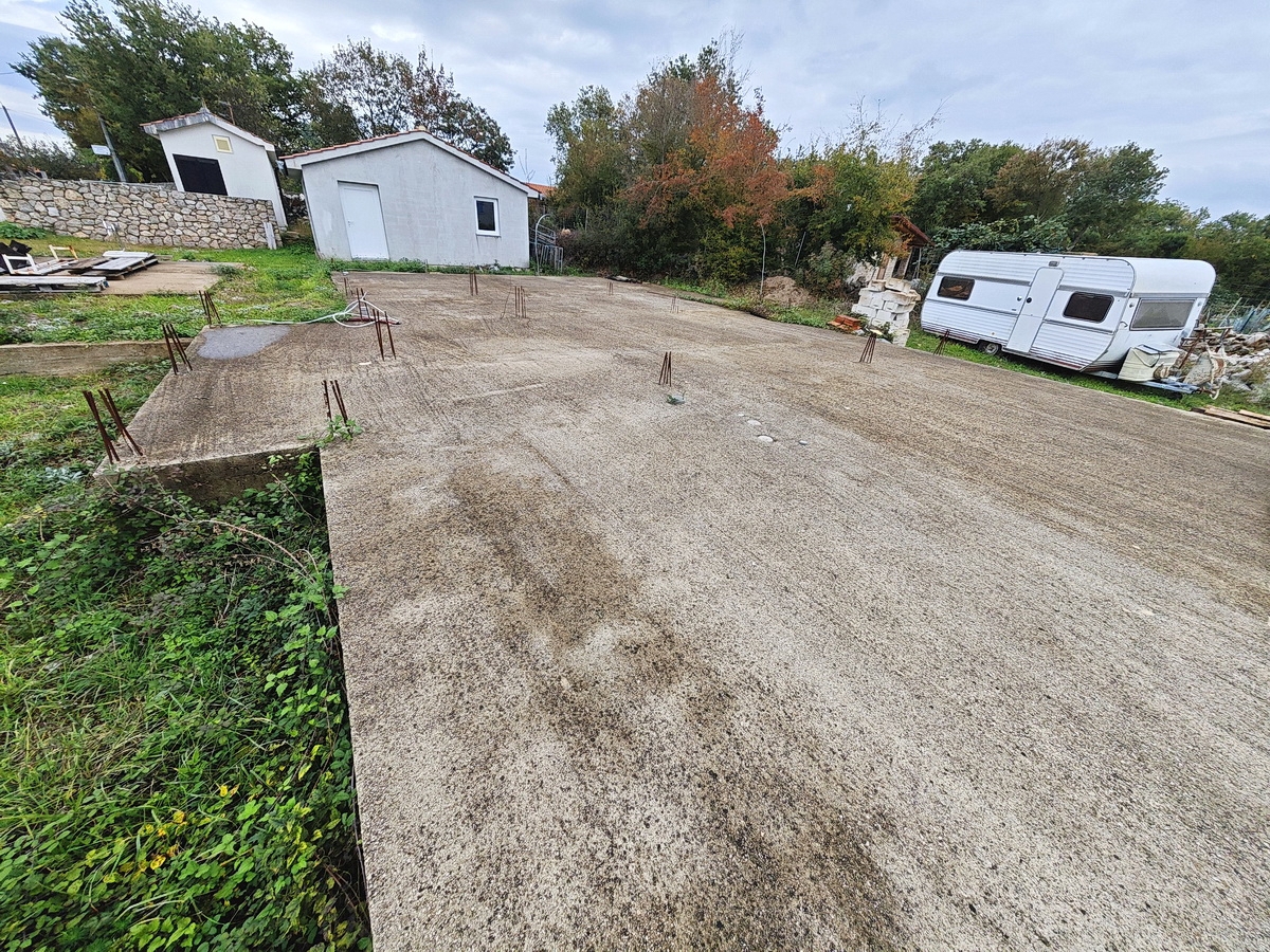 Zona di Krk, terreno edificabile con permesso di costruzione in posizione tranquilla!