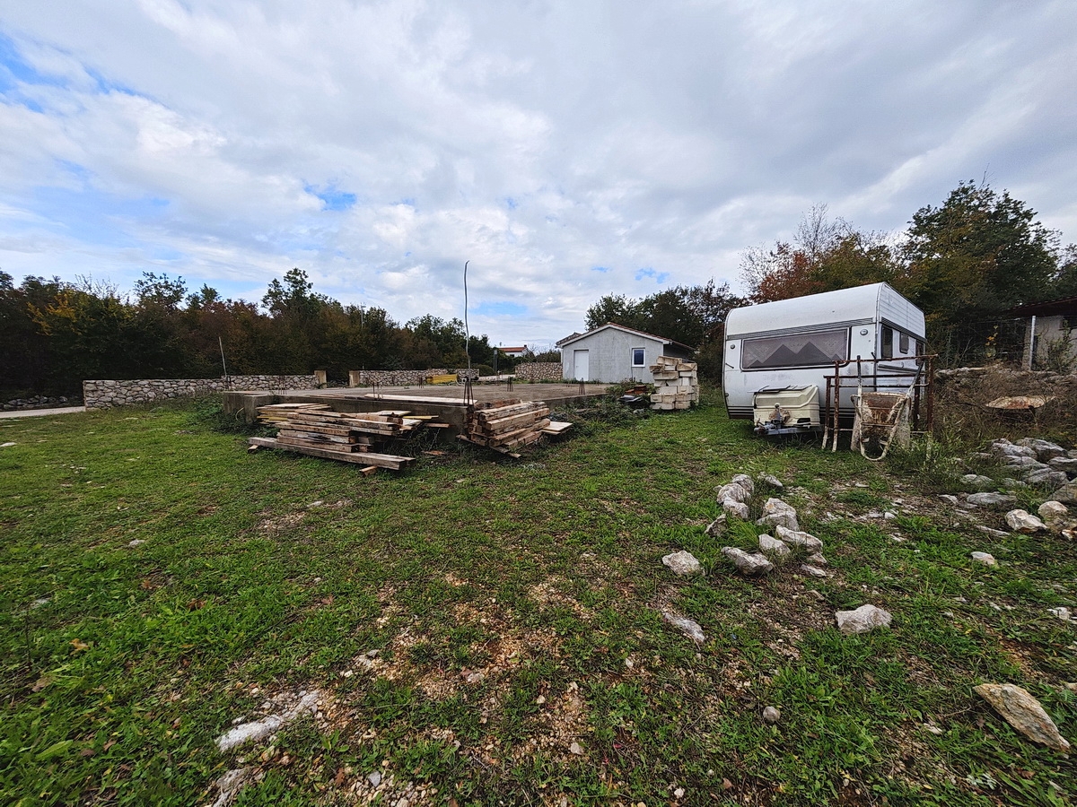 Zona di Krk, terreno edificabile con permesso di costruzione in posizione tranquilla!