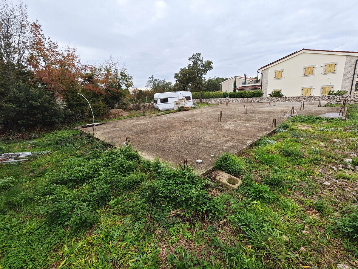 Zona di Krk, terreno edificabile con permesso di costruzione in posizione tranquilla!