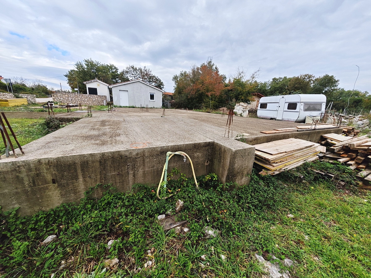 Zona di Krk, terreno edificabile con permesso di costruzione in posizione tranquilla!