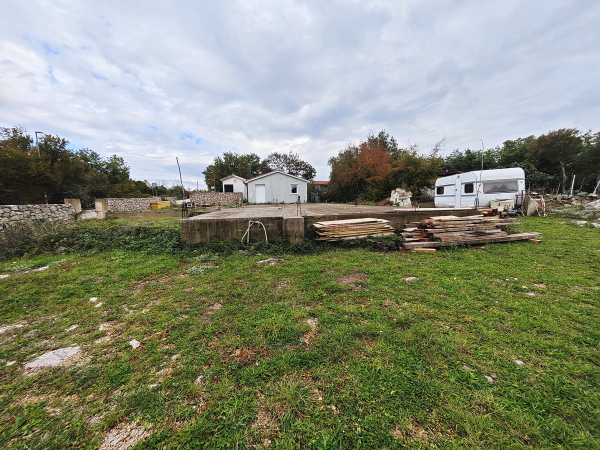 Zona di Krk, terreno edificabile con permesso di costruzione in posizione tranquilla!