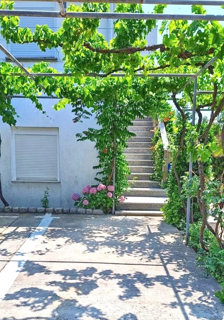 Krk, monolocale al piano terra con giardino!