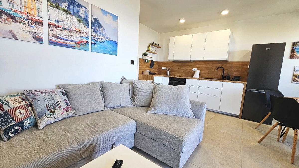 Omišalj, nuovo appartamento al piano terra con giardino e vista mare!