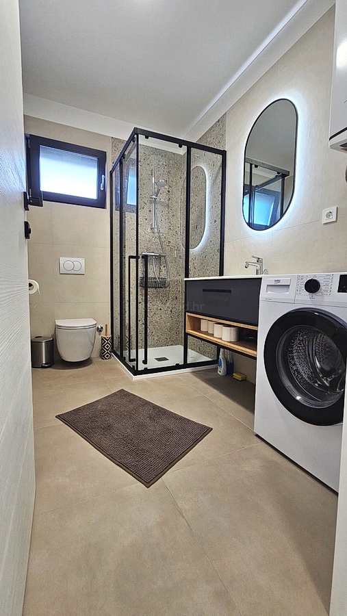 Omišalj, nuovo appartamento al piano terra con giardino e vista mare!