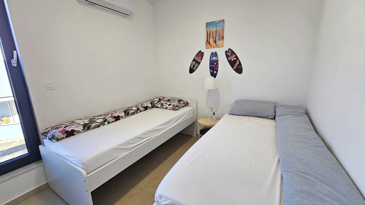 Omišalj, nuovo appartamento al piano terra con giardino e vista mare!