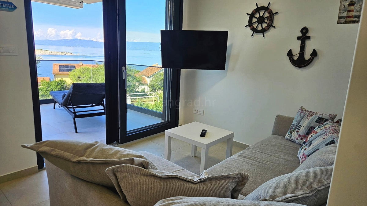 Omišalj, nuovo appartamento al piano terra con giardino e vista mare!