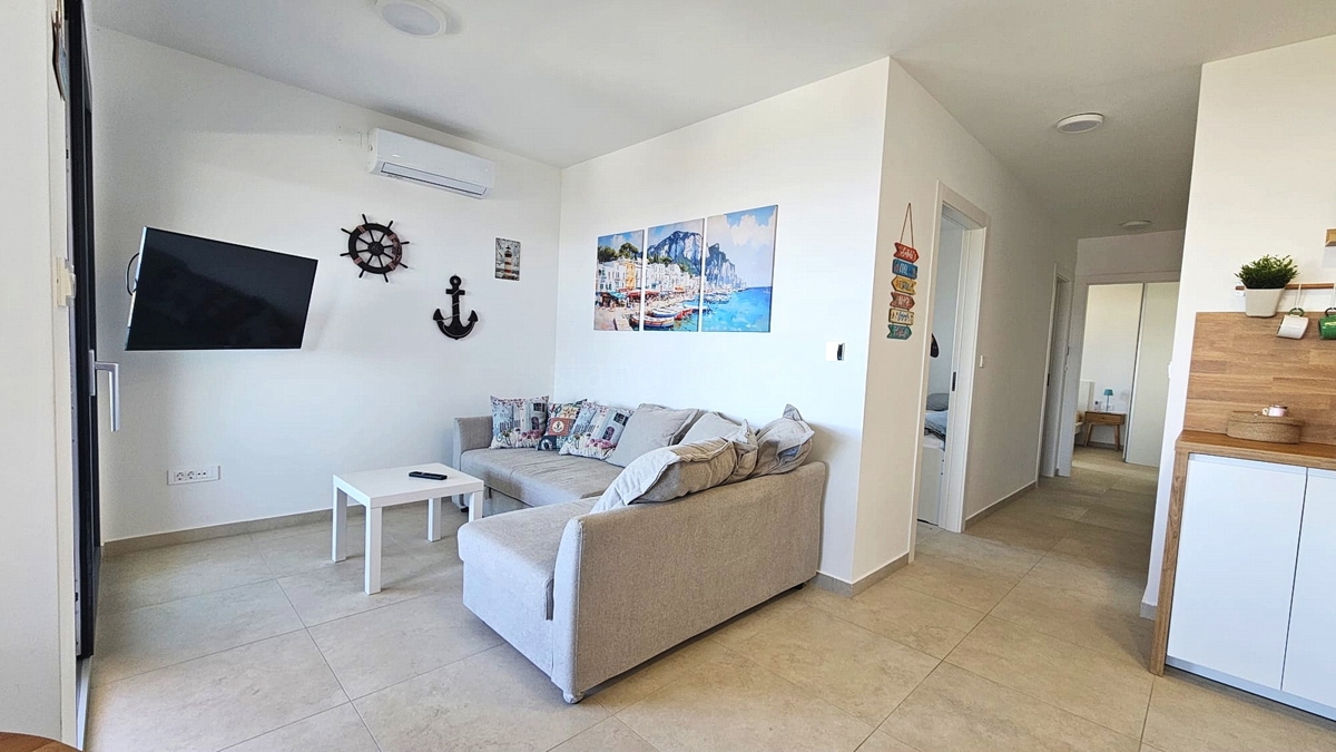 Omišalj, nuovo appartamento al piano terra con giardino e vista mare!