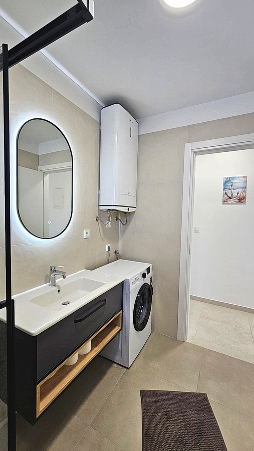 Omišalj, nuovo appartamento al piano terra con giardino e vista mare!