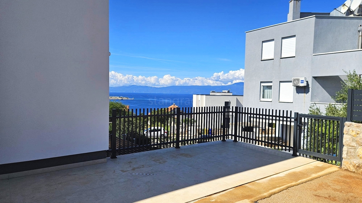 Omišalj, nuovo appartamento al piano terra con giardino e vista mare!