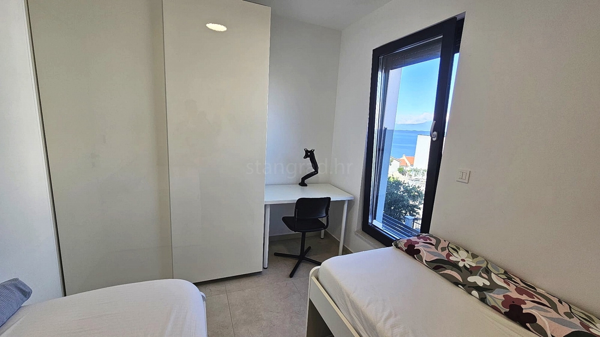 Omišalj, nuovo appartamento al piano terra con giardino e vista mare!