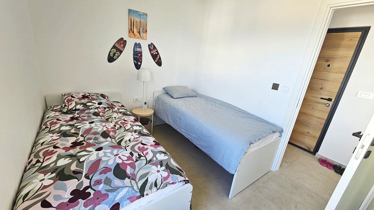 Omišalj, nuovo appartamento al piano terra con giardino e vista mare!