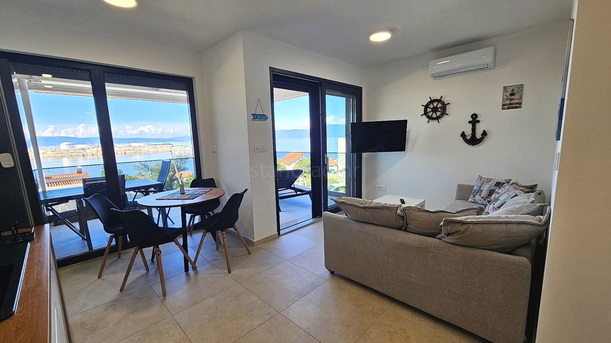 Omišalj, nuovo appartamento al piano terra con giardino e vista mare!