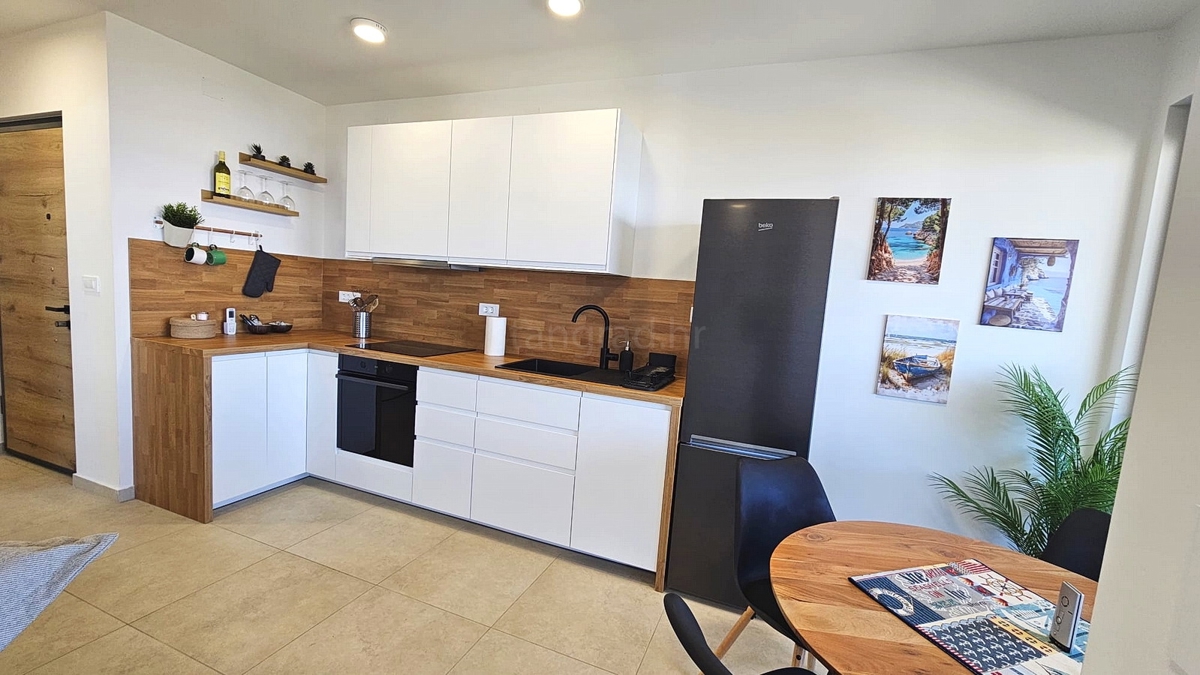 Omišalj, nuovo appartamento al piano terra con giardino e vista mare!