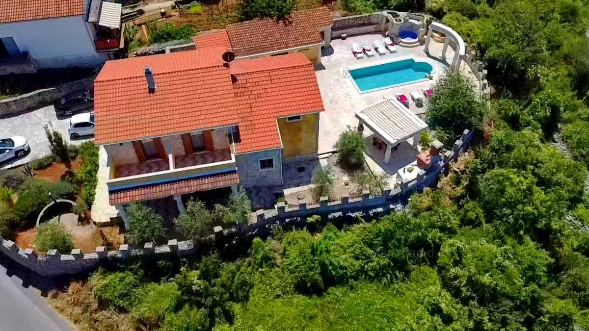 Soline Bay, un'eccezionale villa in pietra mediterranea con piscina e una bellissima vista