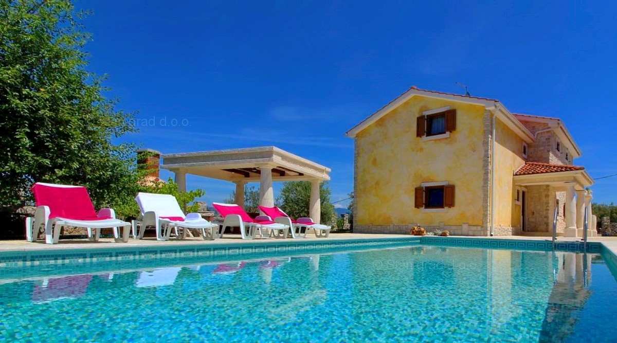 Soline Bay, un'eccezionale villa in pietra mediterranea con piscina e una bellissima vista