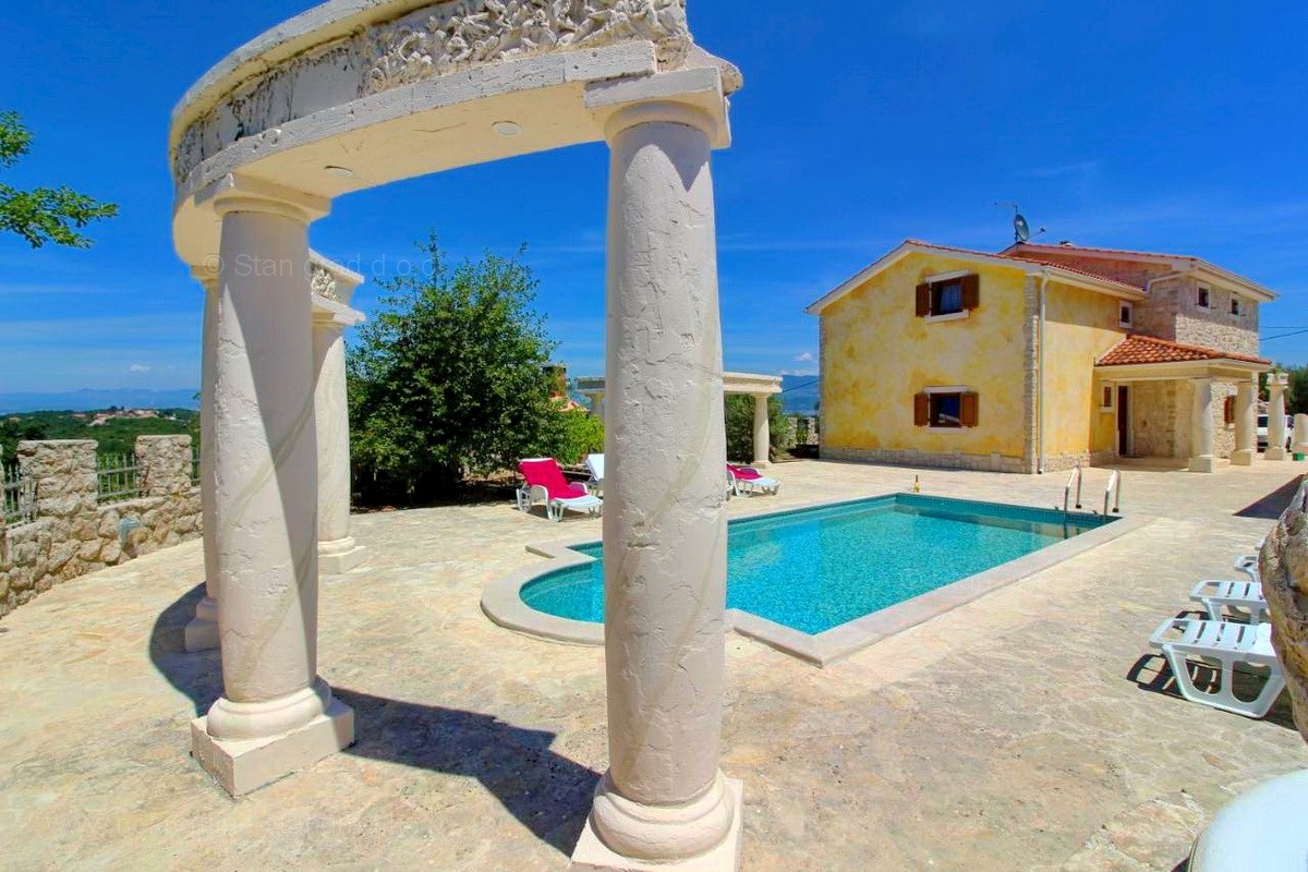 Soline Bay, un'eccezionale villa in pietra mediterranea con piscina e una bellissima vista