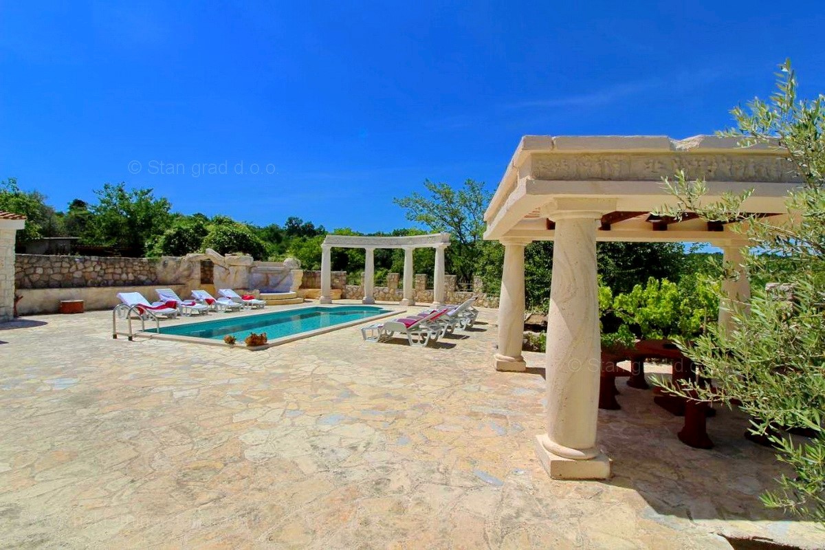 Soline Bay, un'eccezionale villa in pietra mediterranea con piscina e una bellissima vista