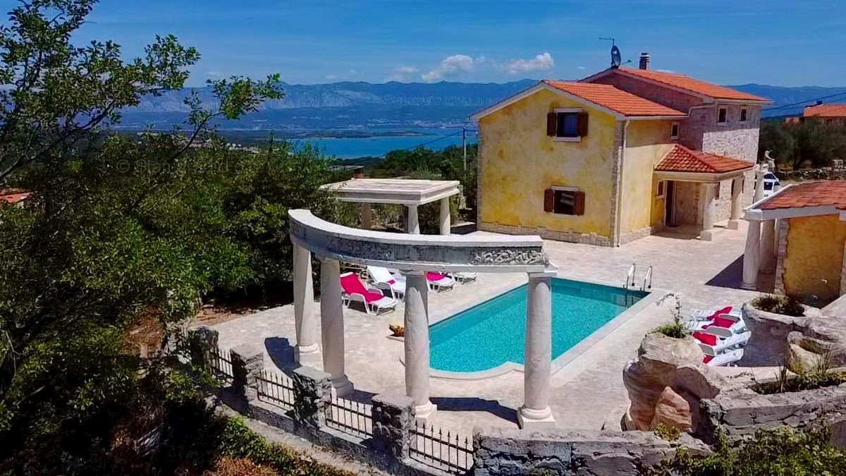 Soline Bay, un'eccezionale villa in pietra mediterranea con piscina e una bellissima vista