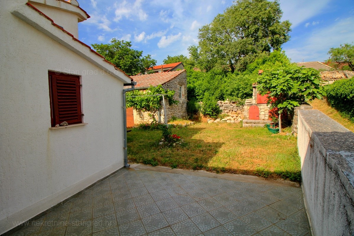 Jadranovo, casa indipendente con 3 appartamenti, IN VENDITA!