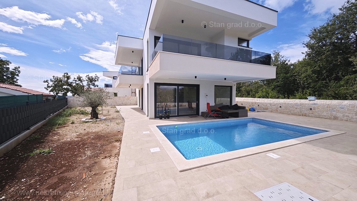 Omišalj, nuova casa bifamiliare moderna con piscina e giardino