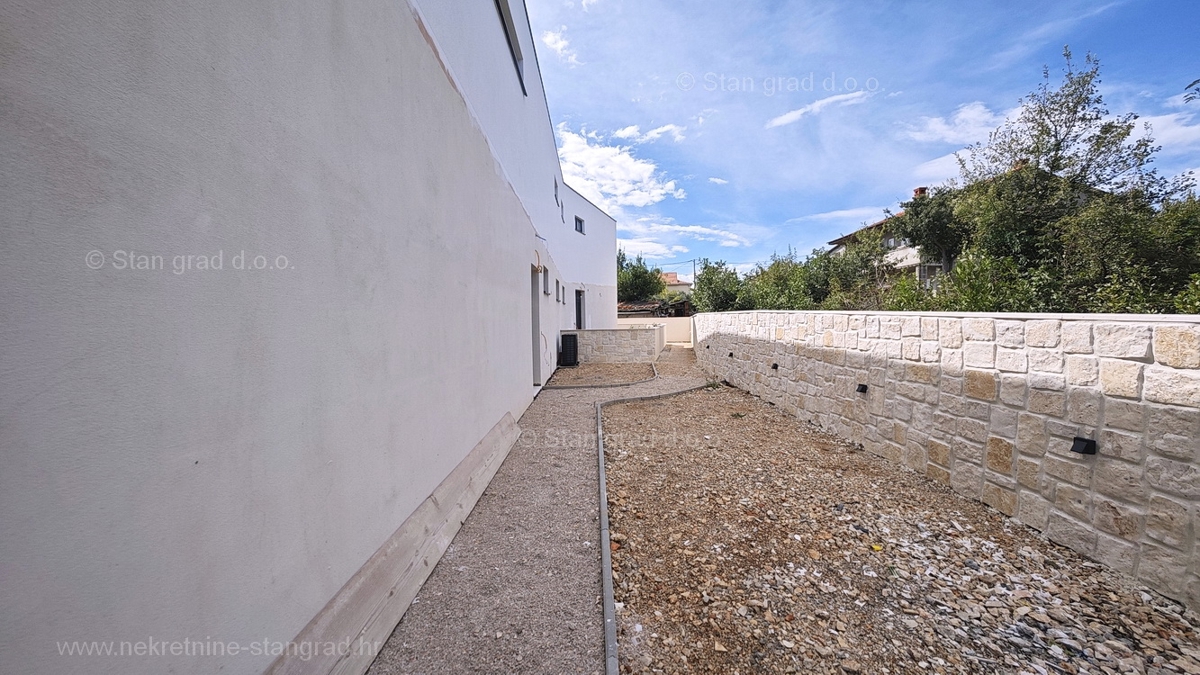 Omišalj, nuova casa bifamiliare moderna con piscina e giardino