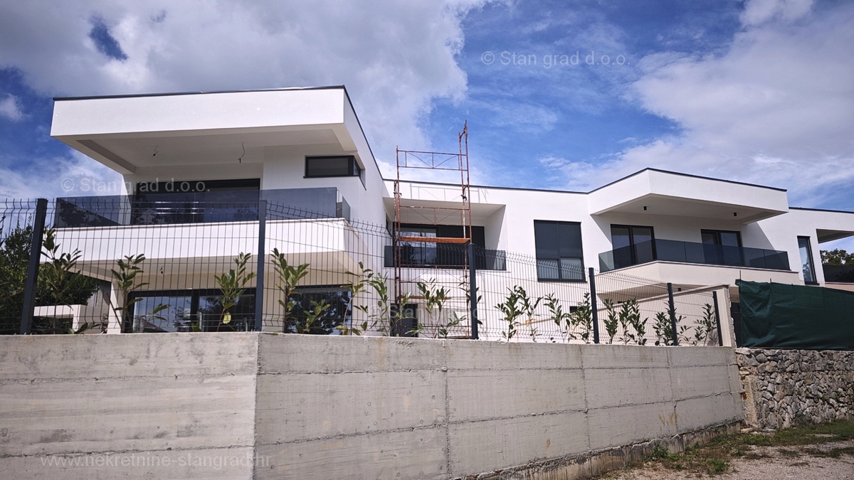 Omišalj, nuova casa bifamiliare moderna con piscina e giardino