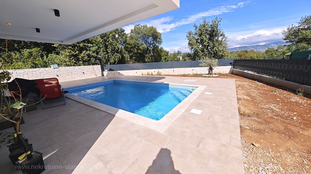 Omišalj, nuova casa bifamiliare moderna con piscina e giardino