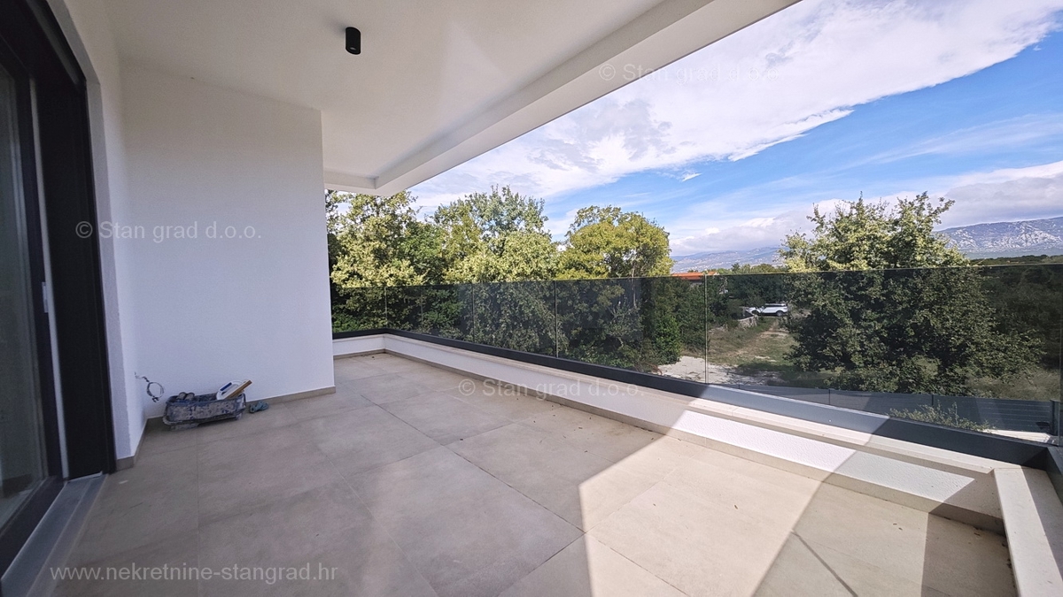 Omišalj, nuova casa bifamiliare moderna con piscina e giardino