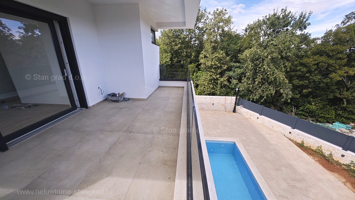 Omišalj, nuova casa bifamiliare moderna con piscina e giardino