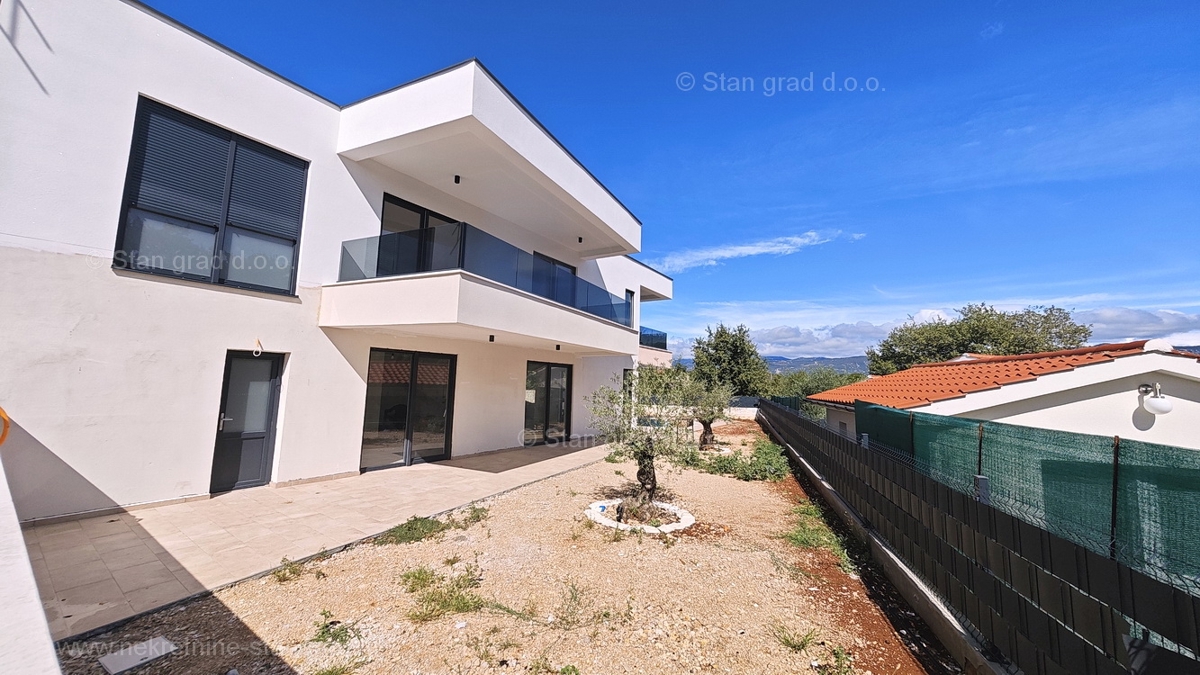 Omišalj, nuova casa bifamiliare moderna con piscina e giardino