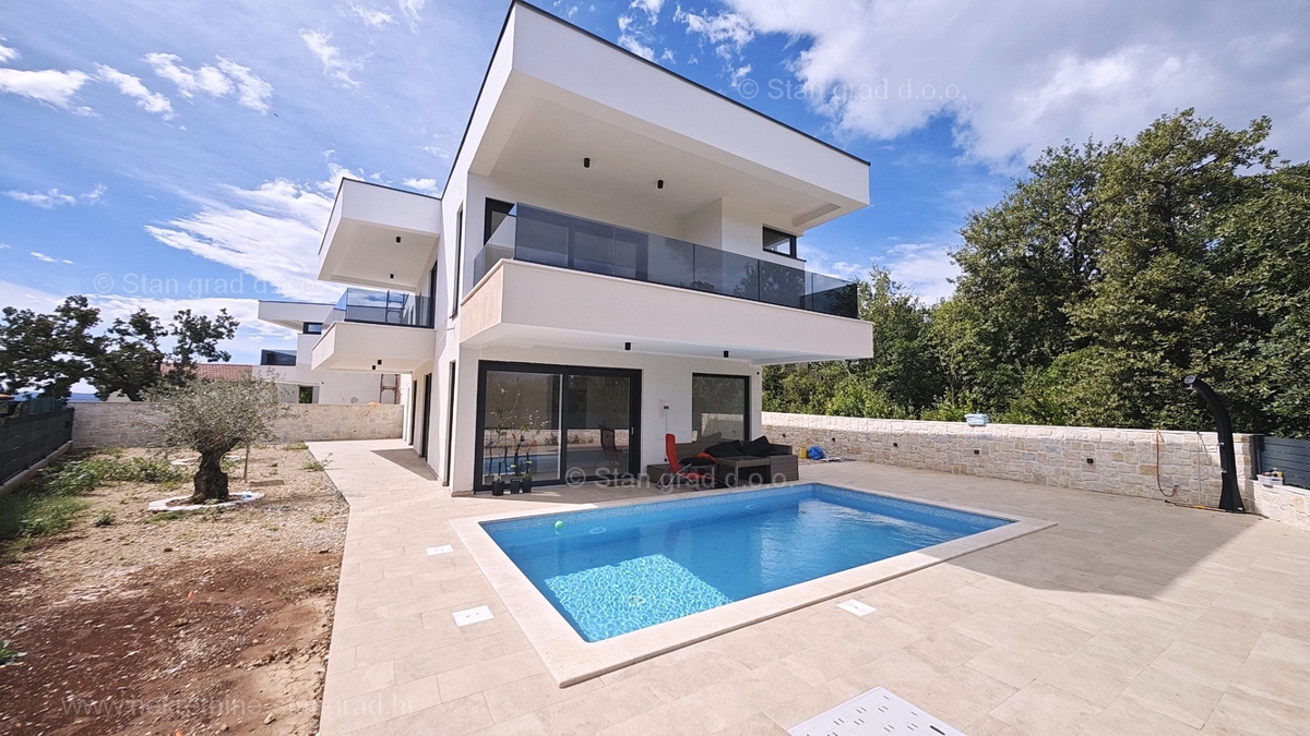 Omišalj, nuova casa bifamiliare moderna con piscina e giardino