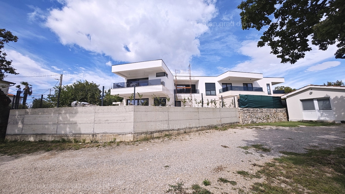 Omišalj, nuova casa bifamiliare moderna con piscina e giardino