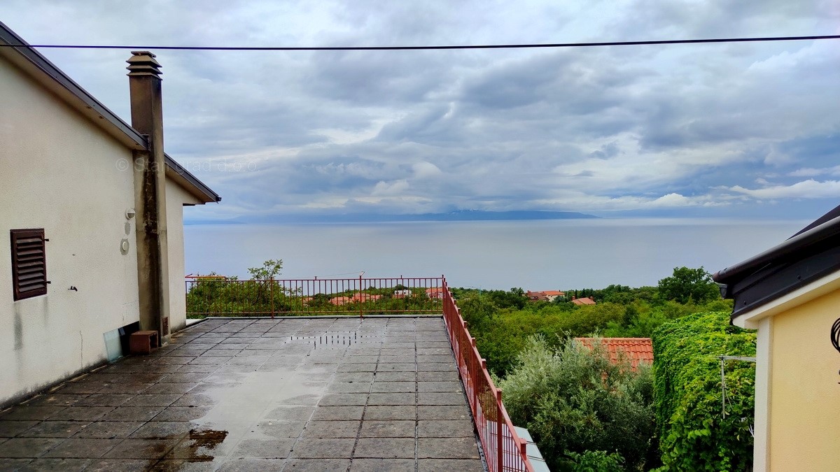 Kostrena, vecchia casa costiera da ristrutturare, IN VENDITA!